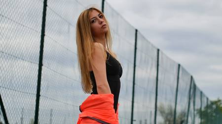 girl sportswoman removes his jacket on videoの写真素材