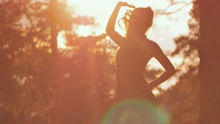girl posing in sun backlitの写真素材
