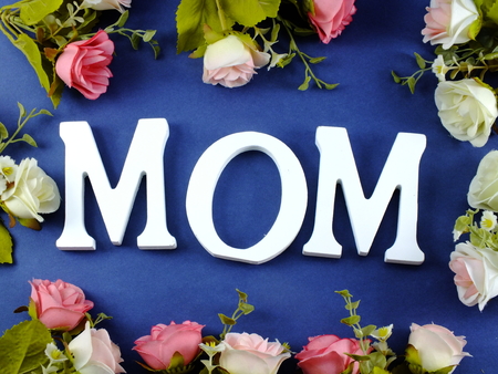 word text mom with flower decoration mother's day concept backgroundの写真素材