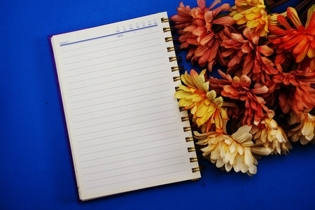 space copy empty notebook with artificial flower backgroundの写真素材