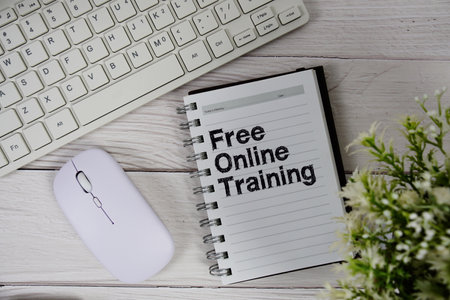 Free Online Training text on notepad with keyboard and optical mouse on wooden backgroundの写真素材