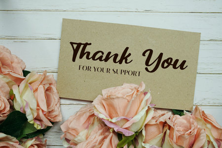 Thank You text on paper card with rose flowers bouquet on wooden backgroundの写真素材