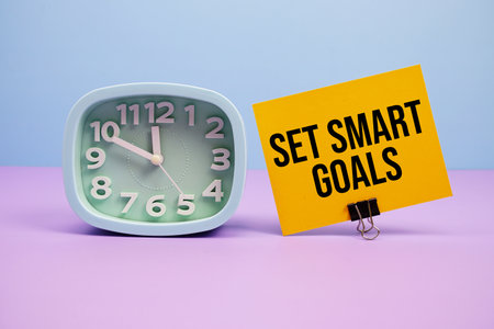 Set Smart Goals text and alarm clock on blue and purple backgroundの写真素材