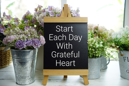 Easel with  Motivational And Inspirational Quotes "Start Each Day With Grateful Heartの写真素材