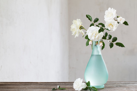 White roses in vaseの写真素材