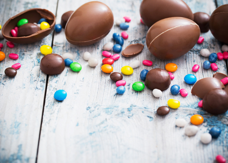 Chocolate Easter Eggs Over Wooden Backgroundの写真素材