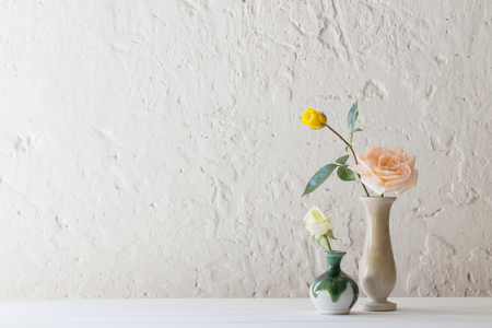 roses in vase on old white backgroundの写真素材