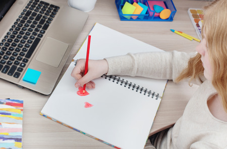 girl teenager draws red heart の写真素材