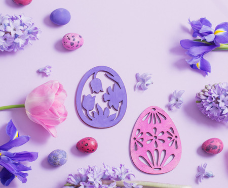 Easter eggs with spring flowersの写真素材