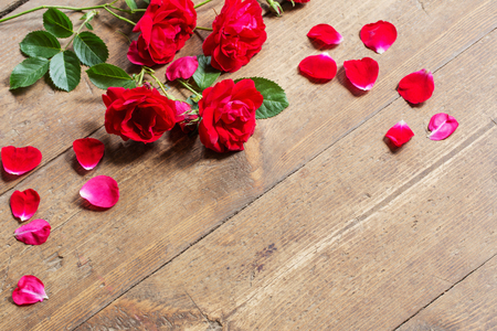 Red roses on wooden background.の写真素材