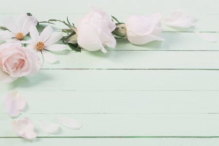 white flowers on green wooden backgroundの写真素材