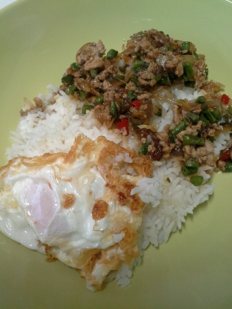 Basil fried rice with fried eggの素材