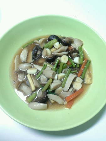Stir fried mixed vegetables and mushrooms on green dishの素材