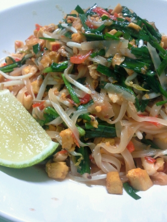 Thai stir-fried noodles Pad thai with lemonの素材