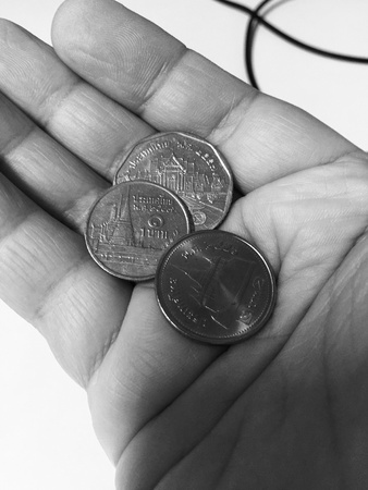 Three coins is in handの素材