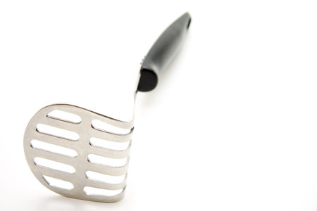 Potato masher with clutch