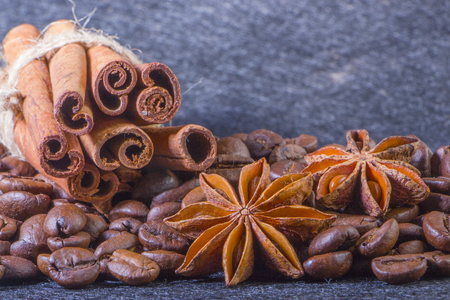 Close-up, roasted coffee seeds, tubberry, cinnamon sticks and chocolateの写真素材