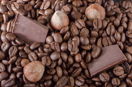 Close-up, roasted coffee seeds, tubberry, cinnamon sticks and chocolateの写真素材