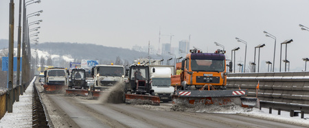 March 2, 2018, Ukraine Kiev, cars are cleaned of snow Southern Bridgeのeditorial素材