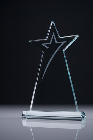 star shape crystal trophy against white backgroundの写真素材