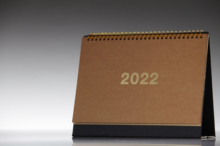 2022 desktop calendar on gray backgroundの写真素材