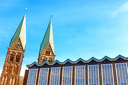 Parliament building and St. Peter's cathedral in Bremen, Germanyのeditorial素材