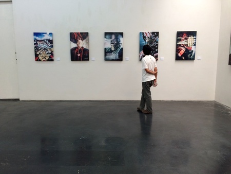 Man look at pictures in museumの素材