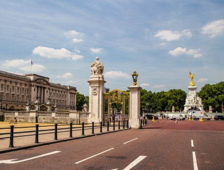 in front of Buckingham Palaceのeditorial素材