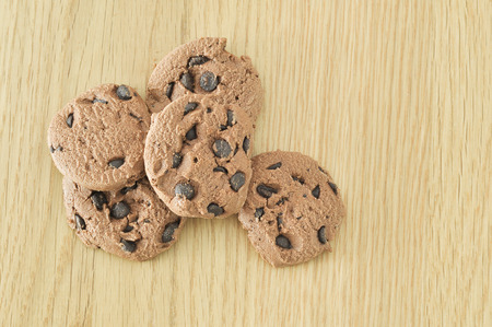 chocolate chip cookie on woodden backgroundの写真素材