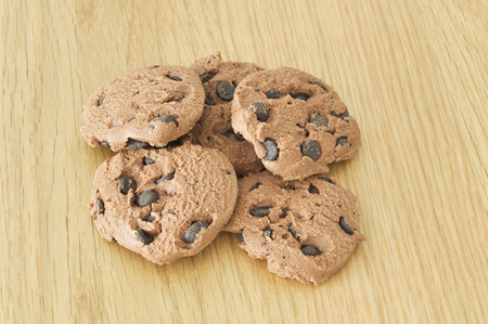 chocolate chip cookie on woodden backgroundの写真素材