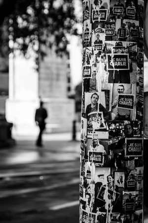 Je suis Charlie poster on a light pole in Paris, Franceのeditorial素材