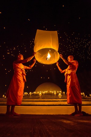 CHIANGMAI, THAILAND - NOV 16: Buddhist monks release sky lantern to worship Buddha's relics during Yi Peng festival on November 16, 2013 in Chiangmai, Thailandのeditorial素材