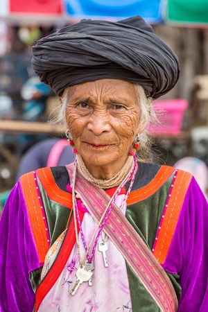PAI, THAILAND - DECEMBER 11, 2014: Unidentified  Lisu tribe woman in traditional costume in Pai village, Thailand.のeditorial素材