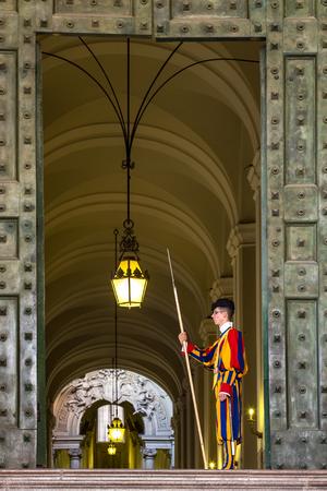 VATICAN CITY - SEPTEMBER 10: Unidentified Papal Swiss guard standing at the Vatican Museum door on September 10, 2015 in the Vatican. The Swiss guards served since the late 15th century.のeditorial素材