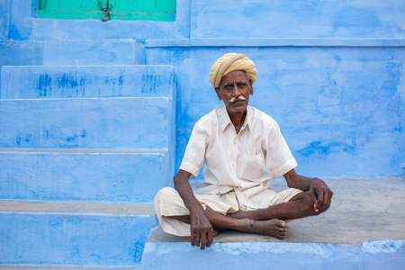 Jaisalmer, India - March 8, 2016: man posing in the street of Jaisalmer,Indiaのeditorial素材