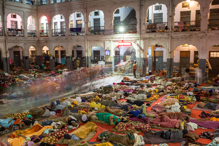 Amritsar, India - March 29, 2016: Unidentified indian people sleeping on the floor in the pilgrim's dormitories of the Sikh Golden Temple in Amritsar, Indiaのeditorial素材