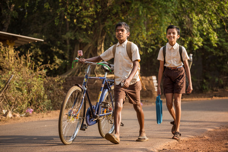 Gokarna, India - January 22, 2016: Unidentified children go to school in the morning in Gokarna, India.のeditorial素材