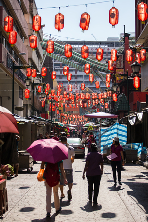 Singapore - September 24, 2016: People walk on streets of Chinatown in Singapore.のeditorial素材