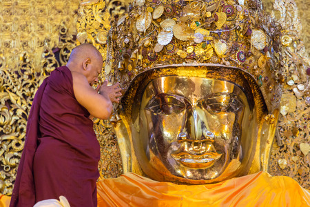 Mandalay, Myanmar - October 1, 2016: The ritual of daily face washing Mahamuni Buddha at Mahamuni pagoda in Mandalay, Myanmar.のeditorial素材
