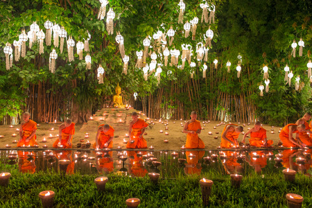 Chiang Mai, Thailand - November 14, 2016: Loy Kratong Festival, Buddhist monk fire candles to the Buddha and floating lamp on in Phan Tao Temple, Chiangmai, Thailand.のeditorial素材