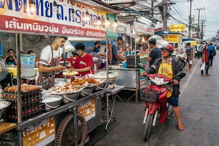 An unidentified street vendor selling pad thai noodles in Hua Hin, Thailandのeditorial素材