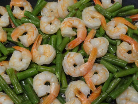 A bunch of grilled shrimps with green beansの写真素材