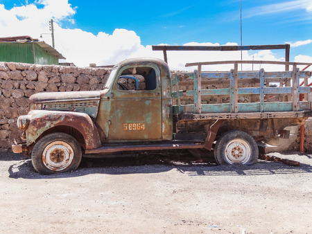 Colchani bolivia old rusty truck in colchani village at the edge of salar de uyuniのeditorial素材