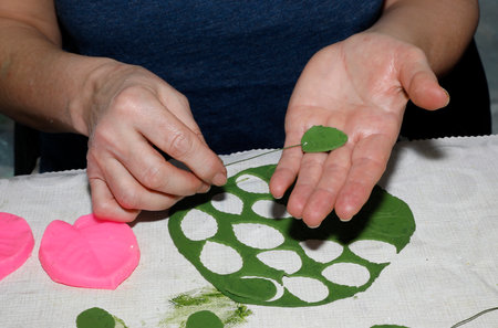 Step-by-step instructions how to make a heart from felt.