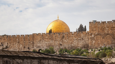 Scenic view of the historic, Islamic Shrine of Dome of the Rock Jerusalem cityscape on the Temple Mount.の写真素材