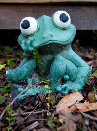 Frog yard ornament sitting in the Degas "Thinker" poseの写真素材