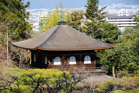 The roof of the Ginkaku-ji temple with the view of Kyotoのeditorial素材