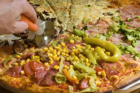 Pizza blade cutting pizza close upの写真素材