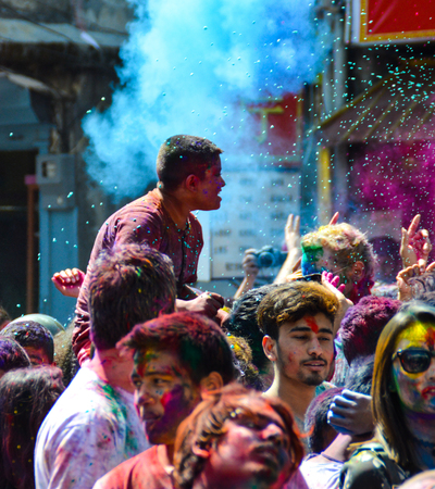 Everyone is celebrating together and everyone is the same. Whether local or tourist, whether girl or boy, whether old or young. Holi Festival, Pokhara, Nepalのeditorial素材