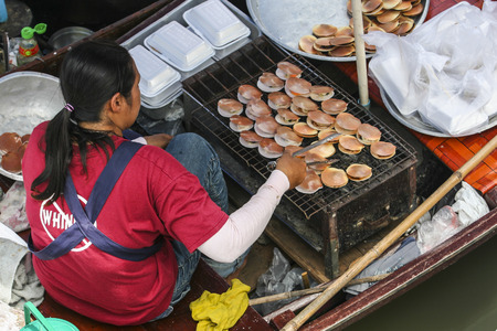 Thai ladies at floating kitchens at the traditional floating market of ancient Ampawa, Thailandのeditorial素材